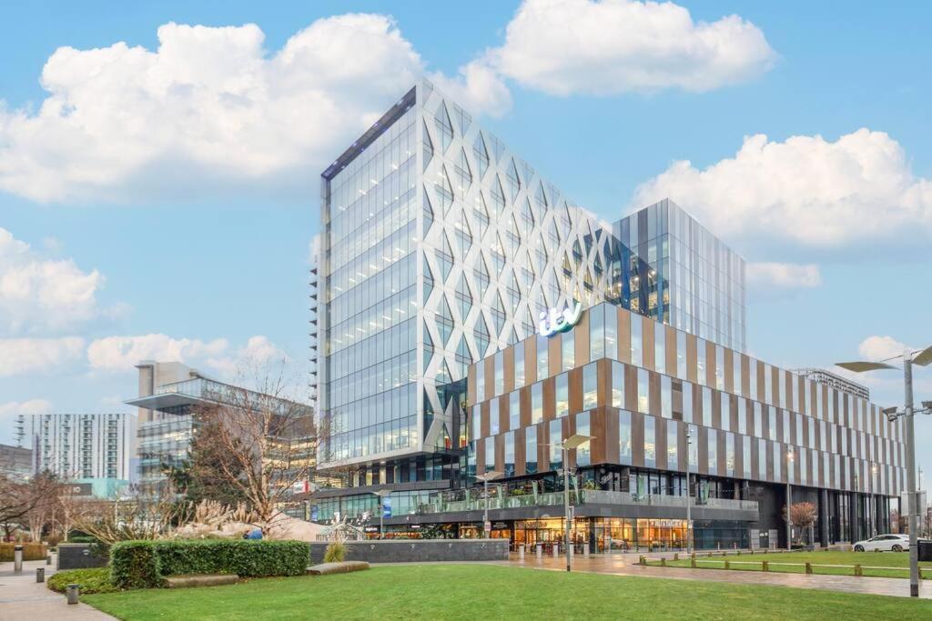 Stylish Mediacity 2bed, Sleeps 6, Amazing Views Apartment Manchester