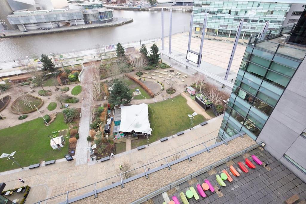 Apartment Stylish Mediacity 2bed, Sleeps 6, Amazing Views *