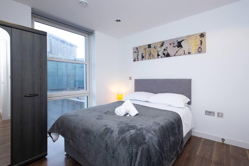 Stylish Mediacity 2bed, Sleeps 6, Amazing Views Apartment *