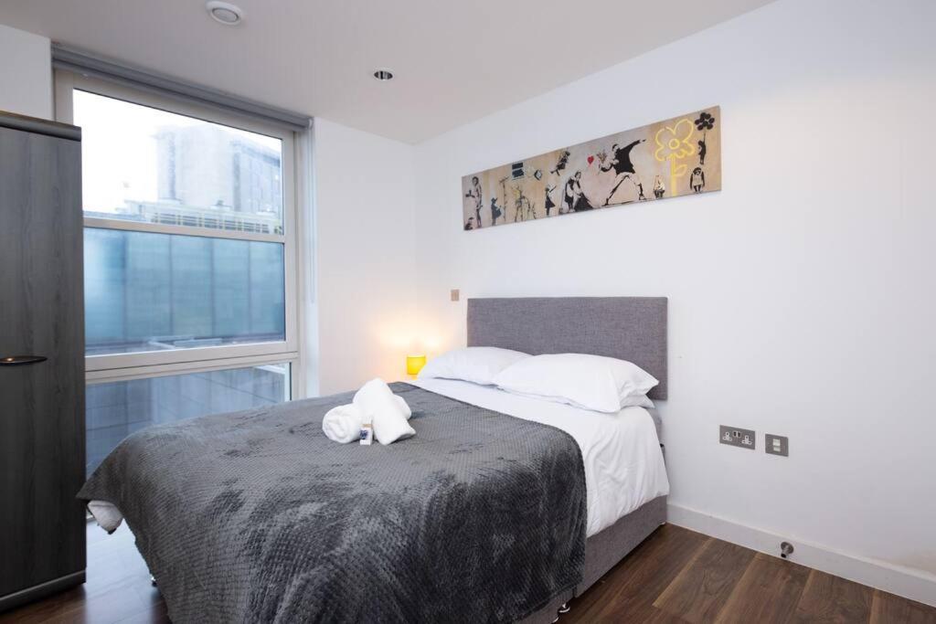 Apartment Stylish Mediacity 2bed, Sleeps 6, Amazing Views Manchester