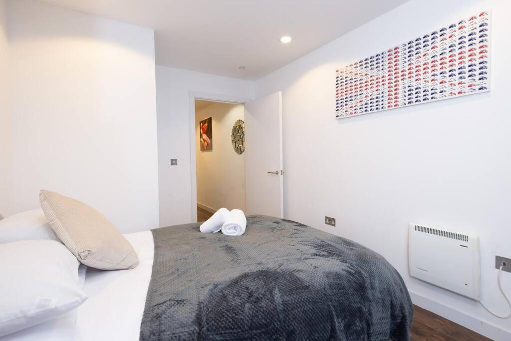 Apartment Stylish Mediacity 2bed, Sleeps 6, Amazing Views Manchester