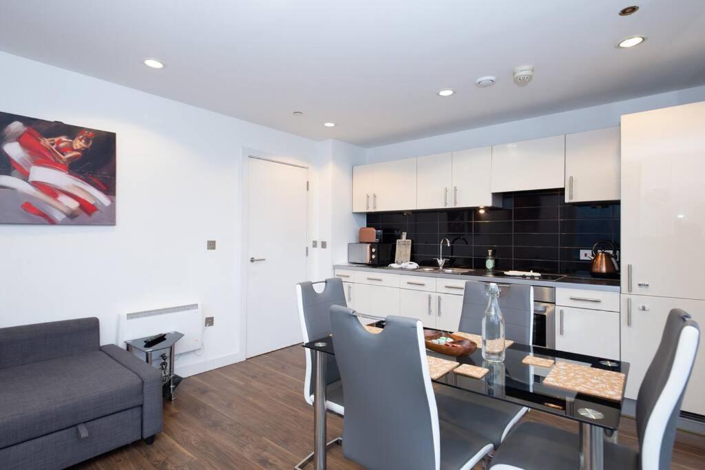 Stylish Mediacity 2bed, Sleeps 6, Amazing Views Apartment
