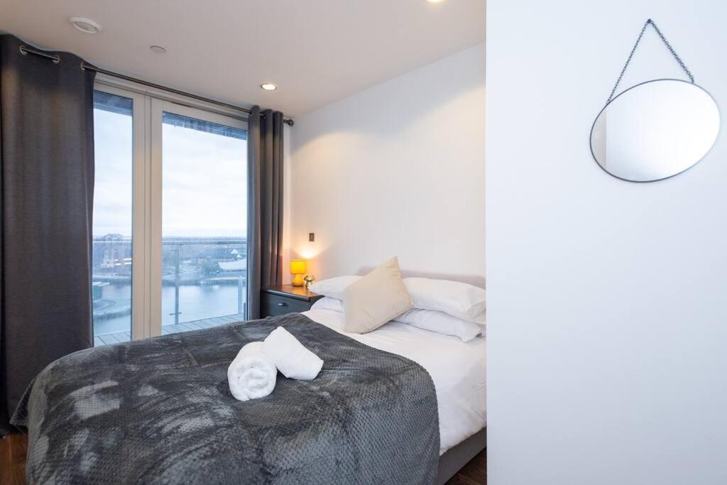Apartment Stylish Mediacity 2bed, Sleeps 6, Amazing Views Manchester