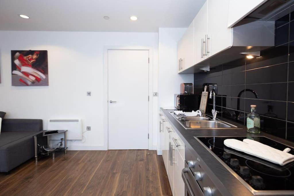 Stylish Mediacity 2bed, Sleeps 6, Amazing Views Апартаменты