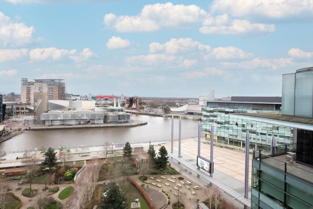 Stylish Mediacity 2bed, Sleeps 6, Amazing Views Апартаменты *