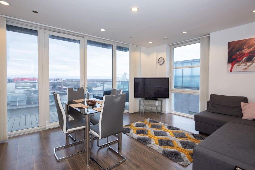 Stylish Mediacity 2bed, Sleeps 6, Amazing Views Апартаменты
